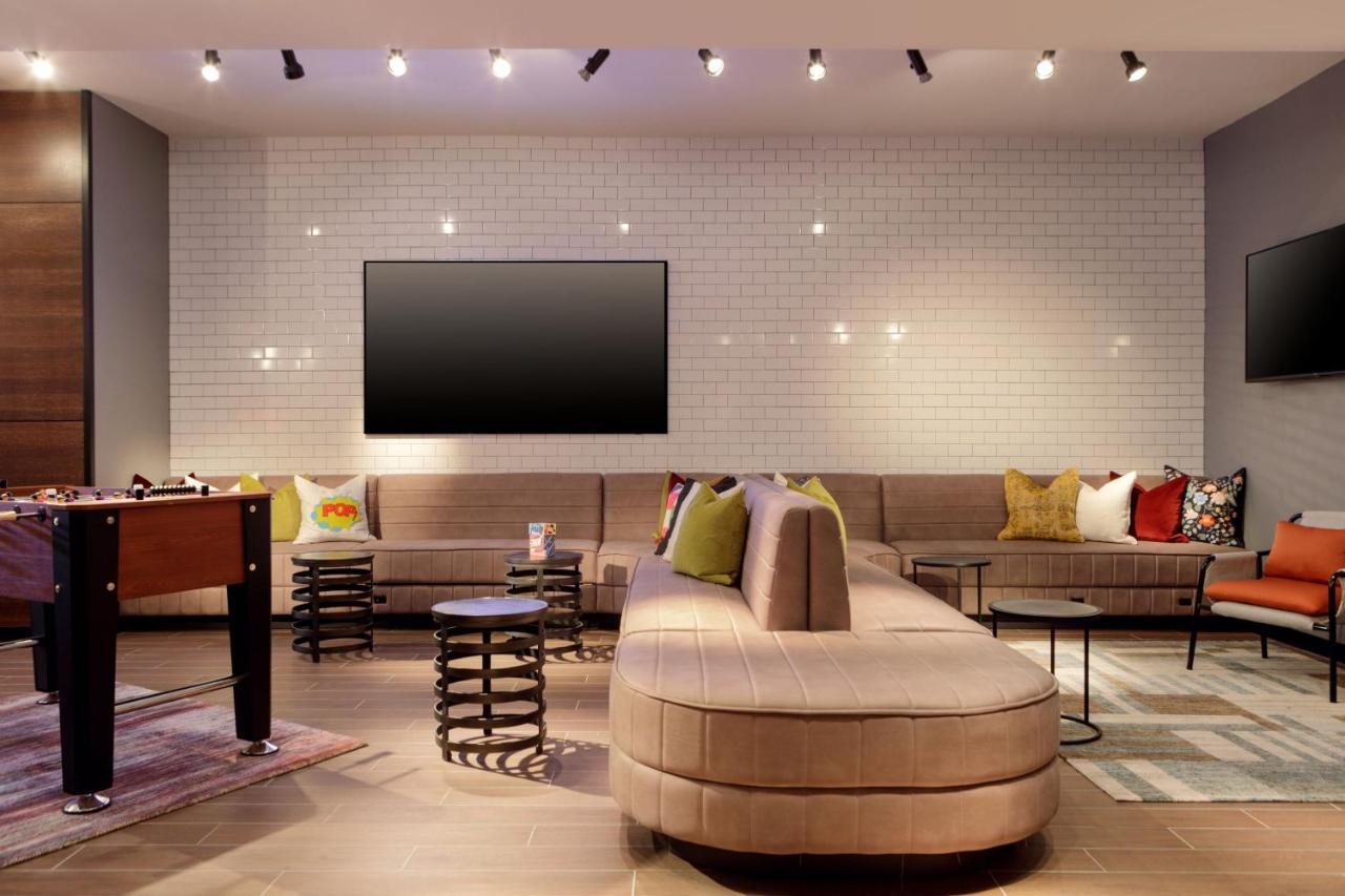 Hotel Moxy Richmond Downtown Exterior foto